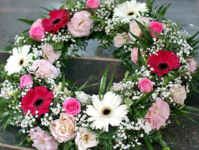 Coroană funerară din eustoma roz, gypsophila și gerbere (d=46) foto