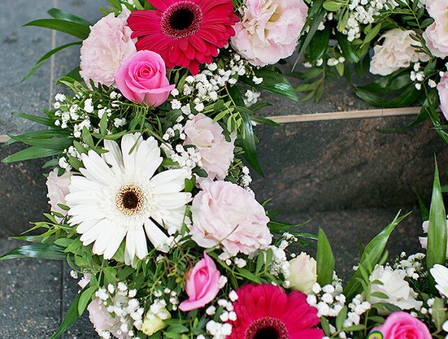 Coroană funerară din eustoma roz, gypsophila și gerbere (d=46) foto
