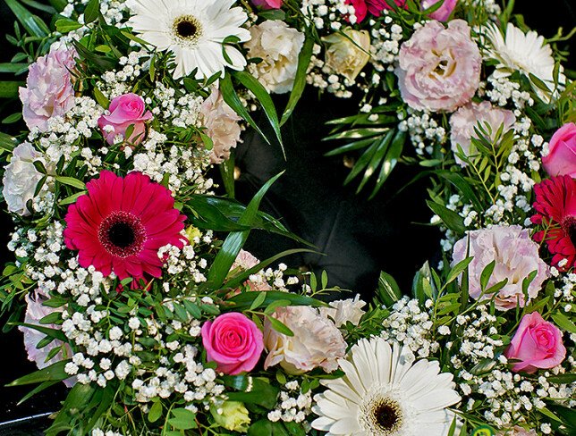Coroană funerară din eustoma roz, gypsophila și gerbere (d=46) foto