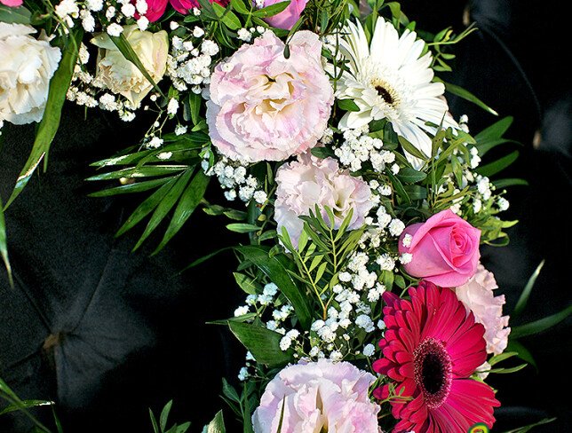 Coroană funerară din eustoma roz, gypsophila și gerbere (d=46) foto