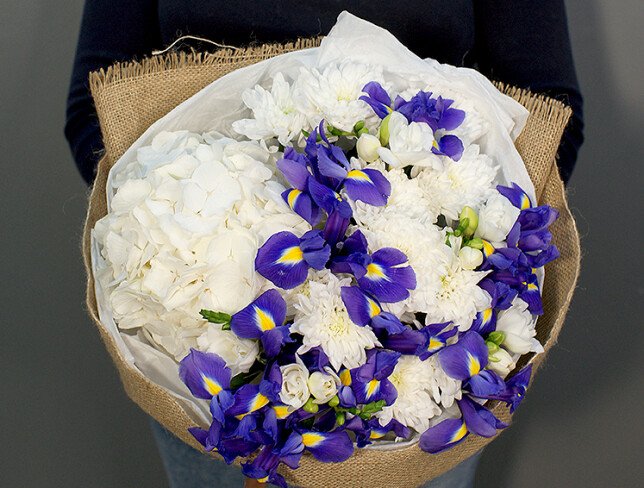 Buchet din hortensie albă, crizanteme și iriși foto