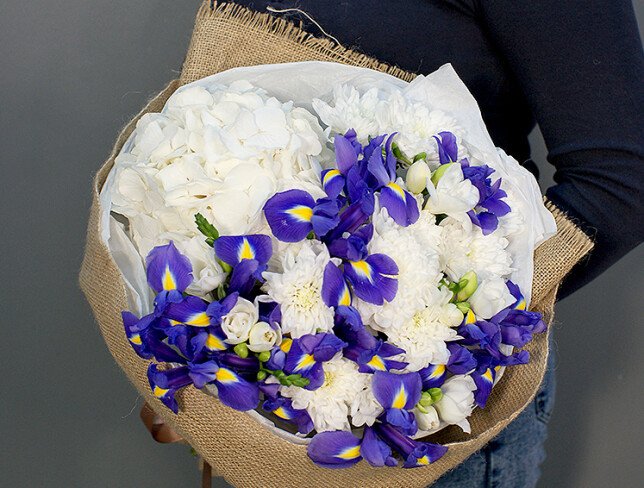 Buchet din hortensie albă, crizanteme și iriși foto