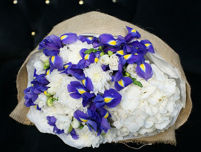 Buchet din hortensie albă, crizanteme și iriși foto