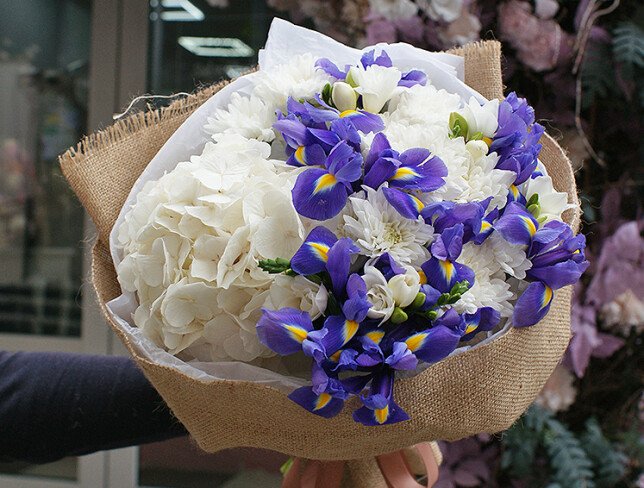 Buchet din hortensie albă, crizanteme și iriși foto