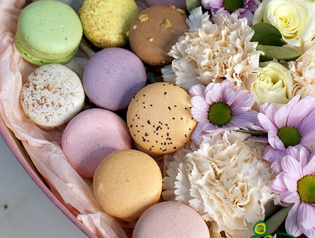 Бархатная коробка с цветами и макаронсами Фото