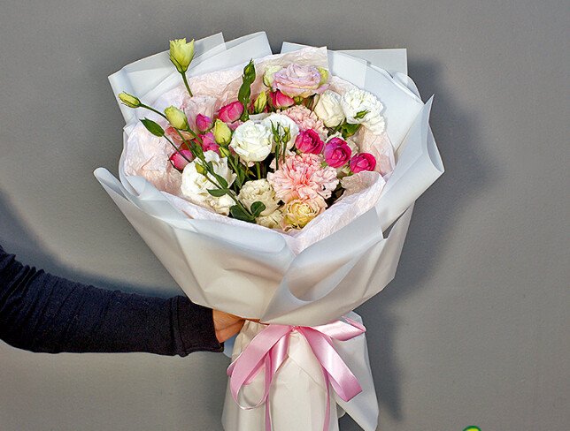 Bouquet of spray roses and eustomas "Flower Symphony" photo