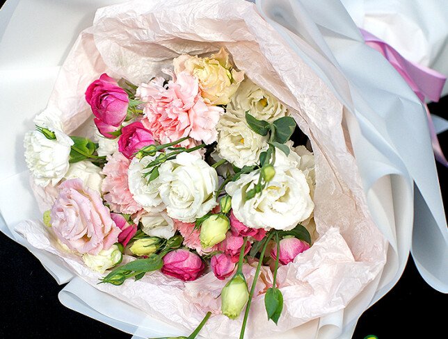 Bouquet of spray roses and eustomas "Flower Symphony" photo