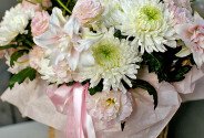 Цветочная композиция из хризантем и розовых лилий — фото 3