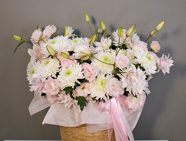 Цветочная композиция из хризантем и розовых лилий Фото