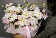 Цветочная композиция из хризантем и розовых лилий — фото 4