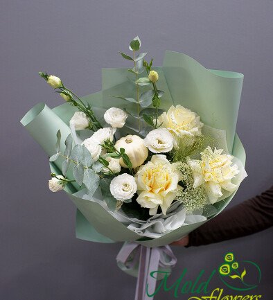 Buchet din trandafiri albi si eustome „Eleganta toamnei”