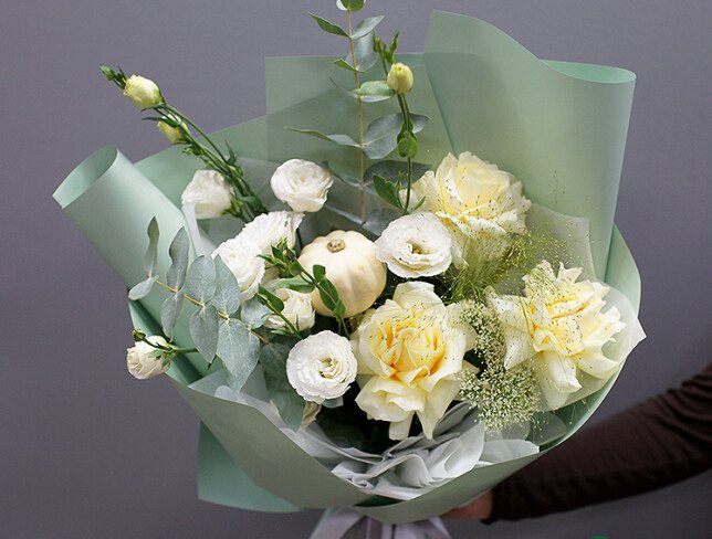 Buchet din trandafiri albi si eustome „Eleganta toamnei”