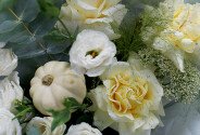 Buchet din trandafiri albi si eustome „Eleganta toamnei” — foto 3