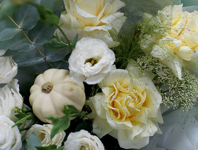 Buchet din trandafiri albi si eustome „Eleganta toamnei” — foto 3