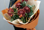 Buchet cu crizanteme bordo "Apus de noiembrie" — foto 2