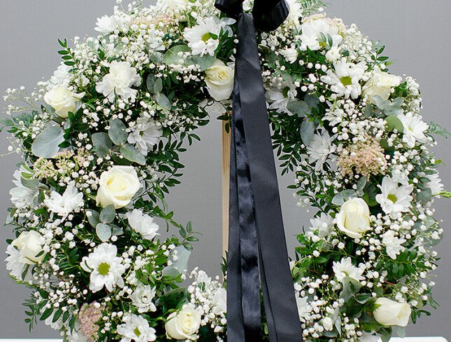 Coroana funerara cu suport din trandafiri, gypsophila si crizanteme albe (d=55) foto