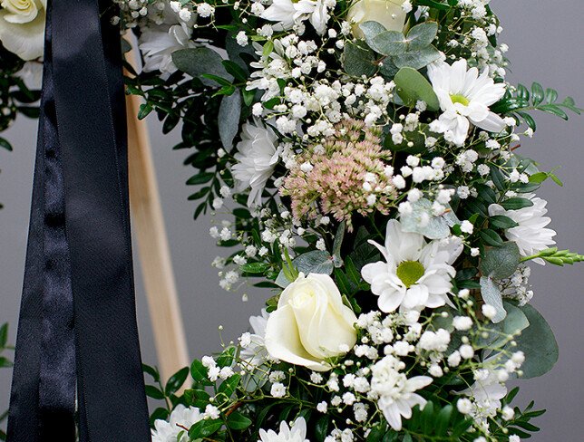 Coroana funerara cu suport din trandafiri, gypsophila si crizanteme albe (d=55) foto