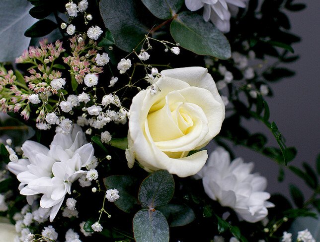 Coroana funerara cu suport din trandafiri, gypsophila si crizanteme albe (d=55) foto