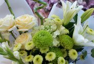 Букет из белых лилий, роз и хризантем "Нежность утра" — фото 5