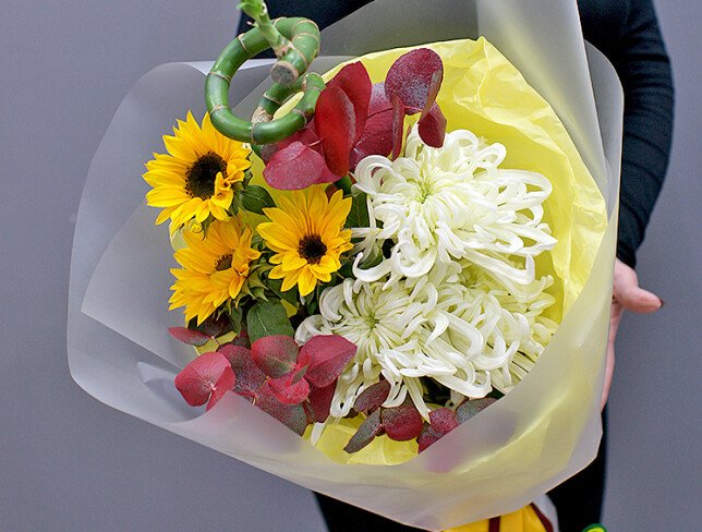 Bouquet of sunflowers, white chrysanthemums and bamboo — photo 2