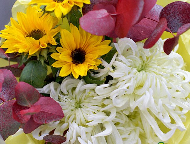 Bouquet of sunflowers, white chrysanthemums and bamboo — photo 3