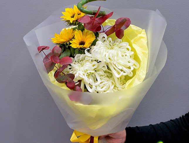 Bouquet of sunflowers, white chrysanthemums and bamboo — photo 4