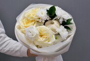 Buchet cu trandafiri, crizanteme și dovleac decorativ „Toamna alba” — foto 2
