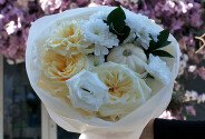 Buchet cu trandafiri, crizanteme și dovleac decorativ „Toamna alba” — foto 4