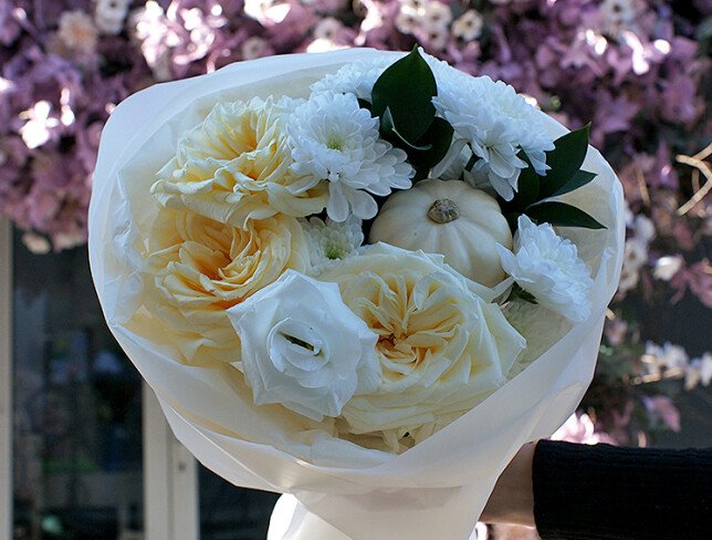 Buchet cu trandafiri, crizanteme și dovleac decorativ „Toamna alba” — foto 4