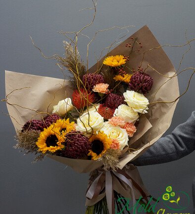 Bouquet of white roses, sunflowers and chrysanthemums Bigoudi “Golden Glow”