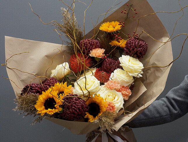 Bouquet of white roses, sunflowers and chrysanthemums Bigoudi “Golden Glow”