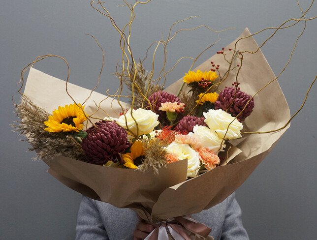 Bouquet of white roses, sunflowers and chrysanthemums Bigoudi “Golden Glow” — photo 2
