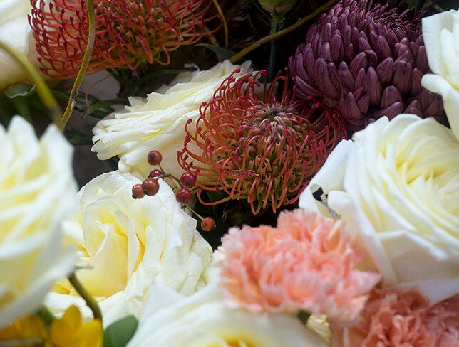 Bouquet of white roses, sunflowers and chrysanthemums Bigoudi “Golden Glow” — photo 3