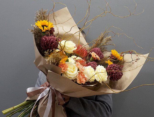 Bouquet of white roses, sunflowers and chrysanthemums Bigoudi “Golden Glow” — photo 4