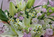 Buchet din crini albi, romanite si mattiola roz — foto 5