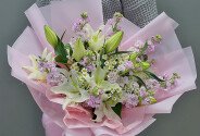 Buchet din crini albi, romanite si mattiola roz — foto 1