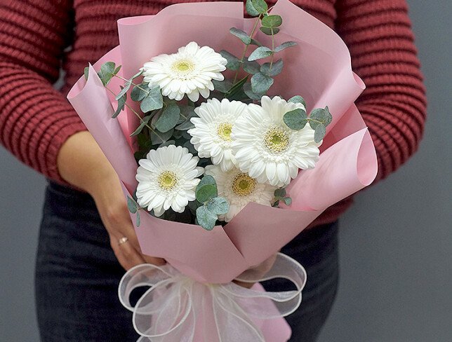 Bouquet of 5 white mini gerberas "Petals of Dream" photo