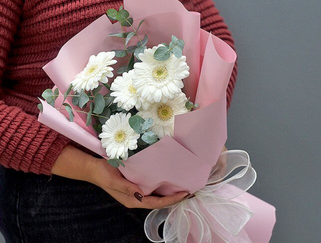 Bouquet of 5 white mini gerberas "Petals of Dream" photo