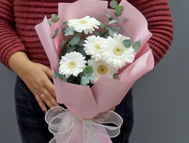 Bouquet of 5 white mini gerberas "Petals of Dream" photo