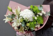 Bouquet of white lilies, hydrangeas, and chrysanthemums — photo 4