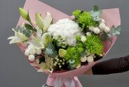 Bouquet of white lilies, hydrangeas, and chrysanthemums — photo 1