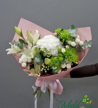 Bouquet of white lilies, hydrangeas, and chrysanthemums photo 394x433