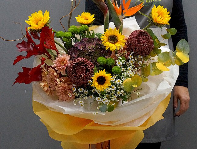 Buchet cu strelitzia, floarea soarelui si crizanteme Bigoudi " Rasarit tropical"