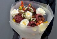 Buchet din trandafiri „Candlelight” și crizanteme sferice Bigoudi „Burgundy” — foto 1