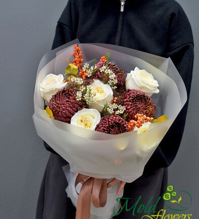 Buchet din trandafiri „Candlelight” și crizanteme sferice Bigoudi „Burgundy”