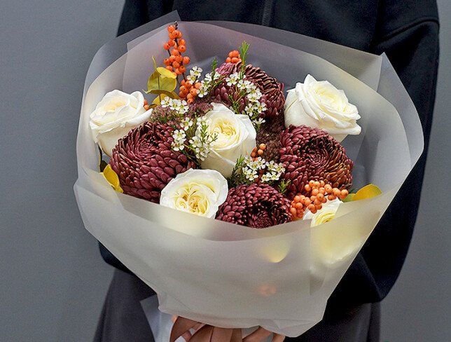 Buchet din trandafiri „Candlelight” și crizanteme sferice Bigoudi „Burgundy”