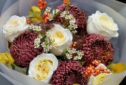 Buchet din trandafiri „Candlelight” și crizanteme sferice Bigoudi „Burgundy” — foto 2