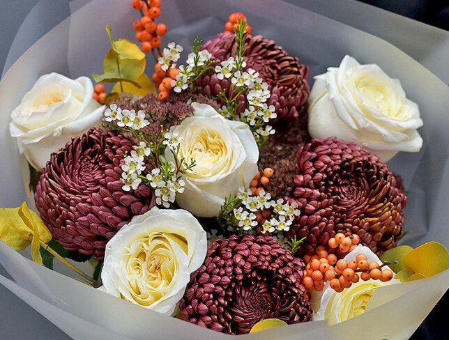 Buchet din trandafiri „Candlelight” și crizanteme sferice Bigoudi „Burgundy” — foto 2