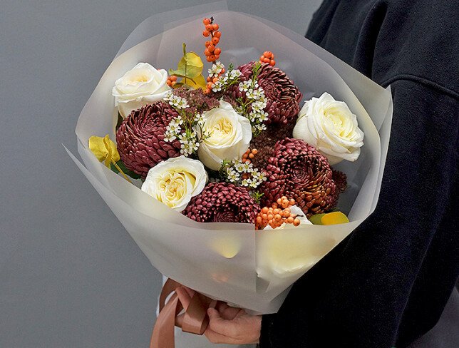Buchet din trandafiri „Candlelight” și crizanteme sferice Bigoudi „Burgundy” — foto 3