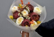 Buchet din trandafiri „Candlelight” și crizanteme sferice Bigoudi „Burgundy” — foto 4